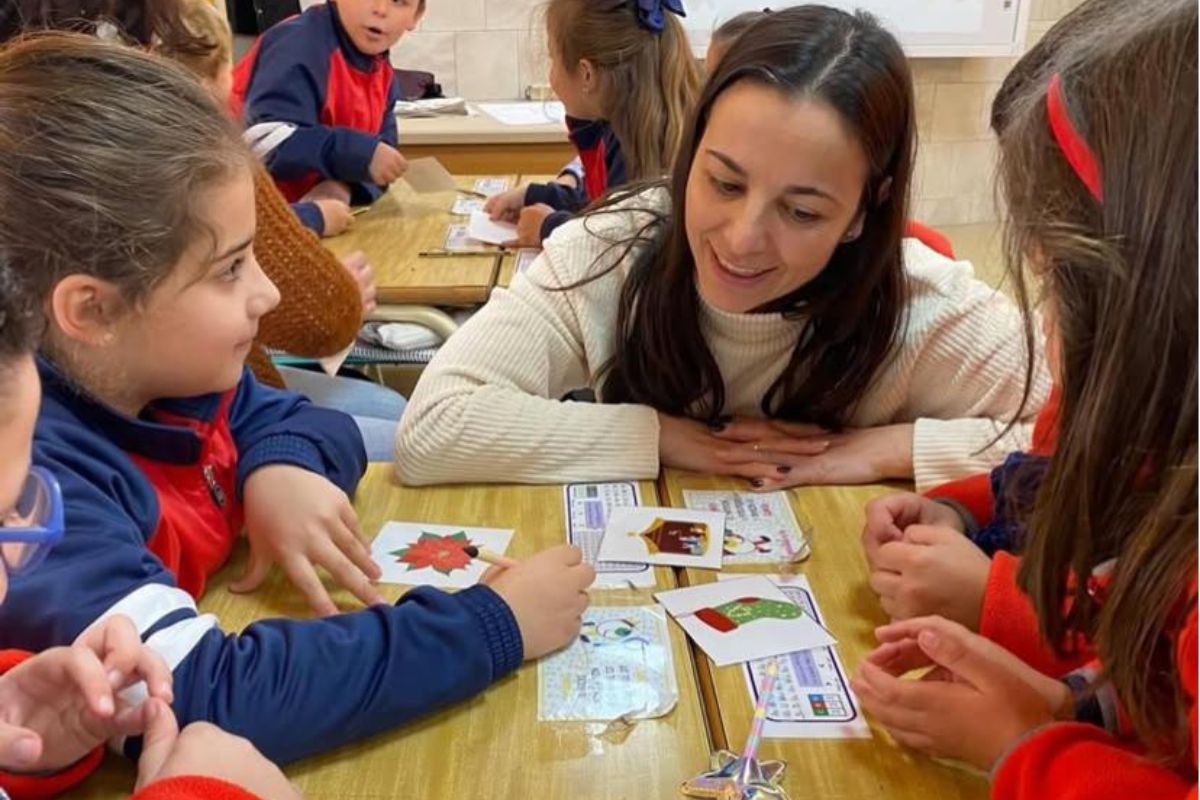 Grupos interactivos con la participación de las familias en el aula en el colegio Sagrado Corazón de Ronda